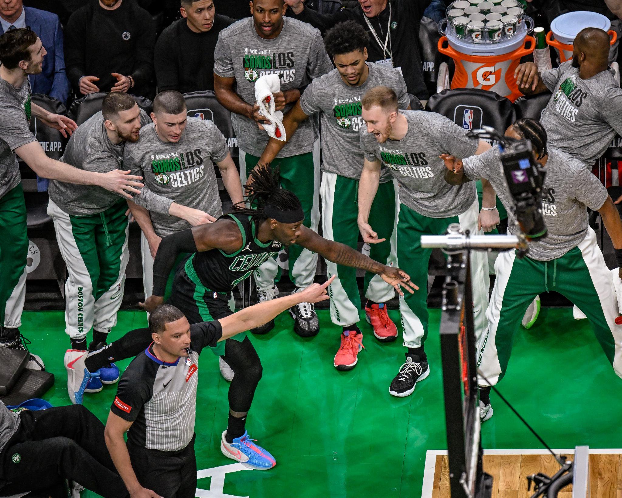 独行侠主场大胜尼克斯,取得胜利 独行侠主场大胜尼克斯,取得胜利