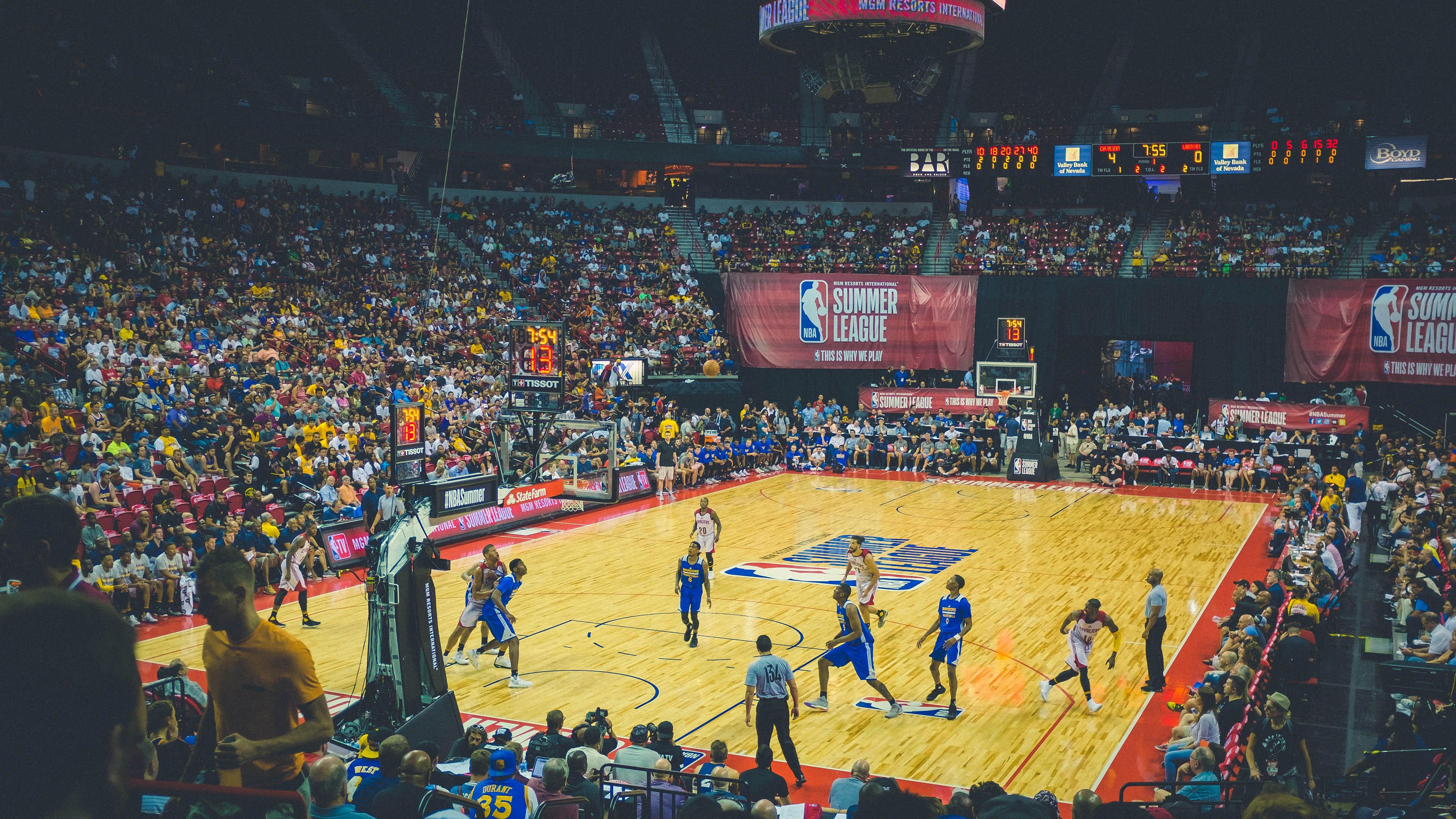 魔术血拼深圳队,范弗利特在美加墨世界杯接管比赛,跨越篮球世界的双重奏